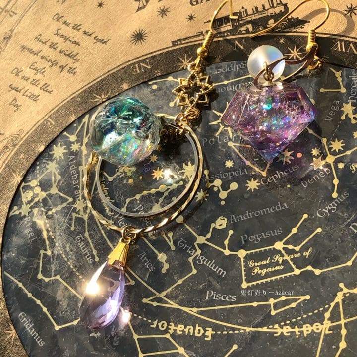 月と星の宝石　ダイヤモンド　球体レジン　天球儀　琉球ガラス封入　ピアス