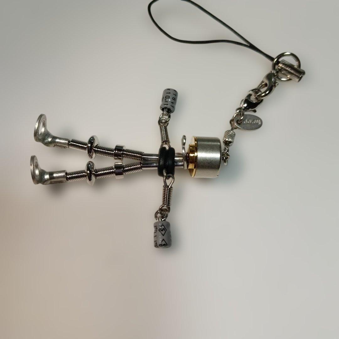 296..ロボットストラップ、パソコンのパーツで作られたロボット