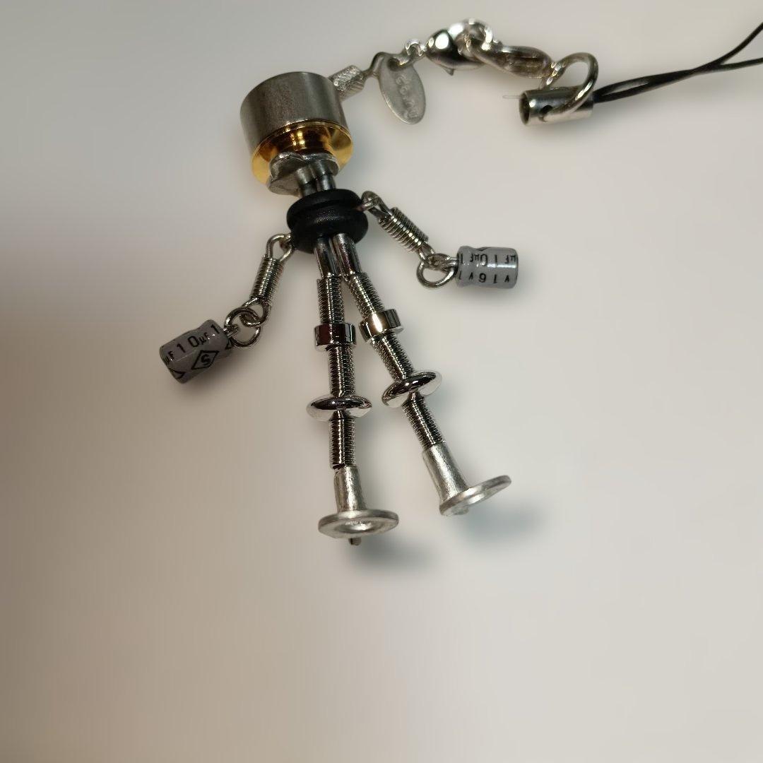 296..ロボットストラップ、パソコンのパーツで作られたロボット