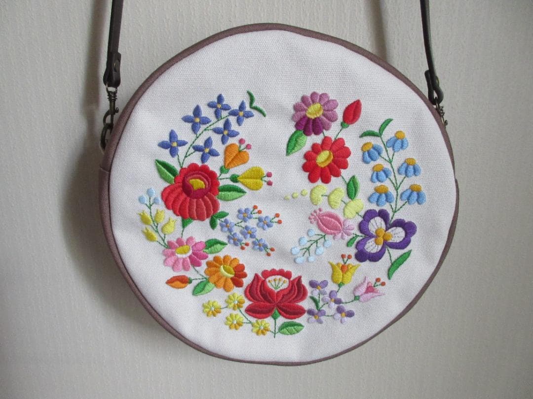 ハンドメイド・ハンガリー刺繍のまるいポシェット