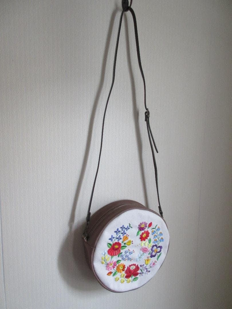 ハンドメイド・ハンガリー刺繍のまるいポシェット