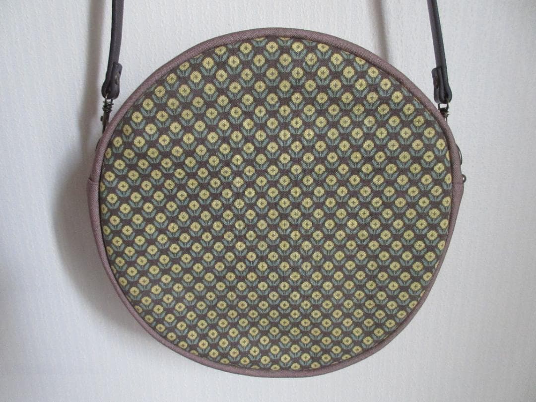 ハンドメイド・ハンガリー刺繍のまるいポシェット