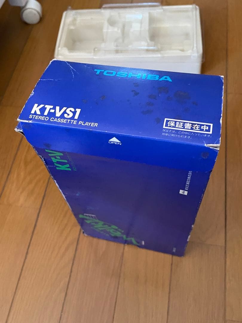東芝のカセットプレイヤーKT-VS1の元箱とヘッドホン　TOSHIBA