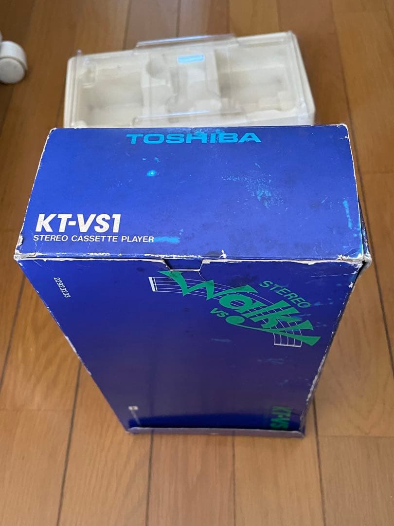 東芝のカセットプレイヤーKT-VS1の元箱とヘッドホン　TOSHIBA