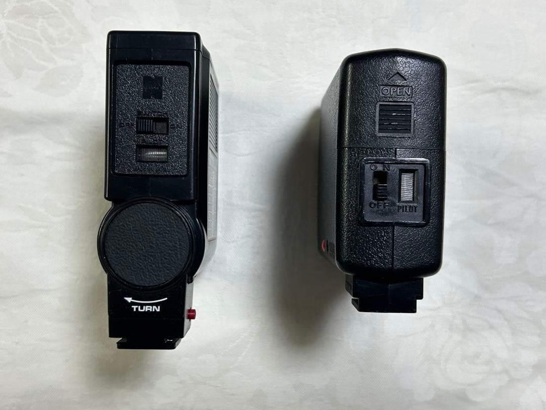 Ricoh オートハーフ各種2台と、ストロボ各種2台のセットです