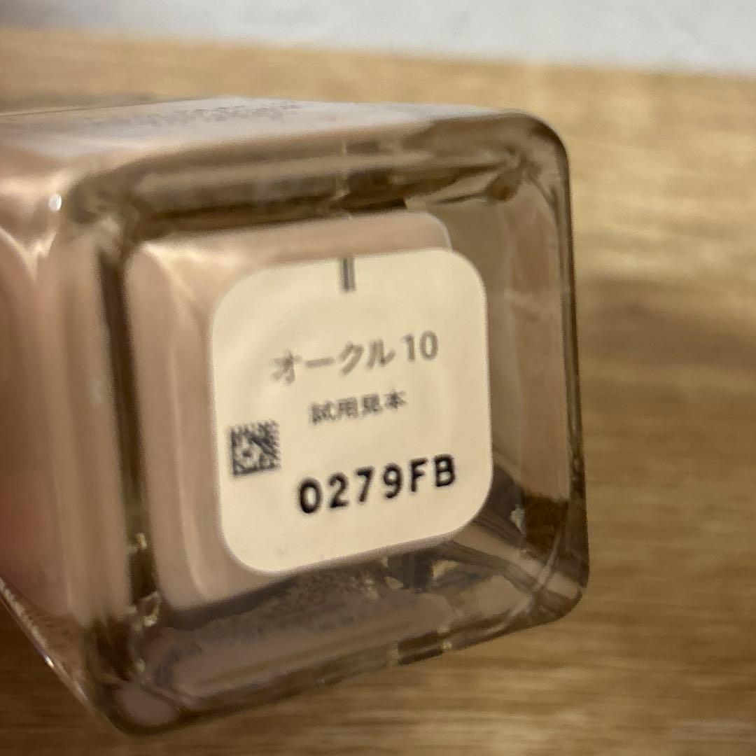 クレ・ド・ポー ボーテ　タンフリュイドエクラ ナチュレル　オークル10