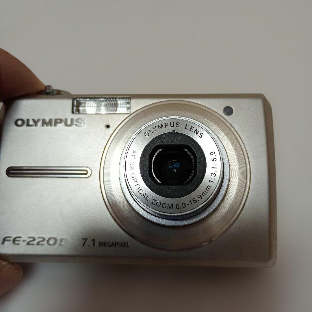 デジカメ　コンデジOLYMPUS オリンパス FE-220D シルバー　中古