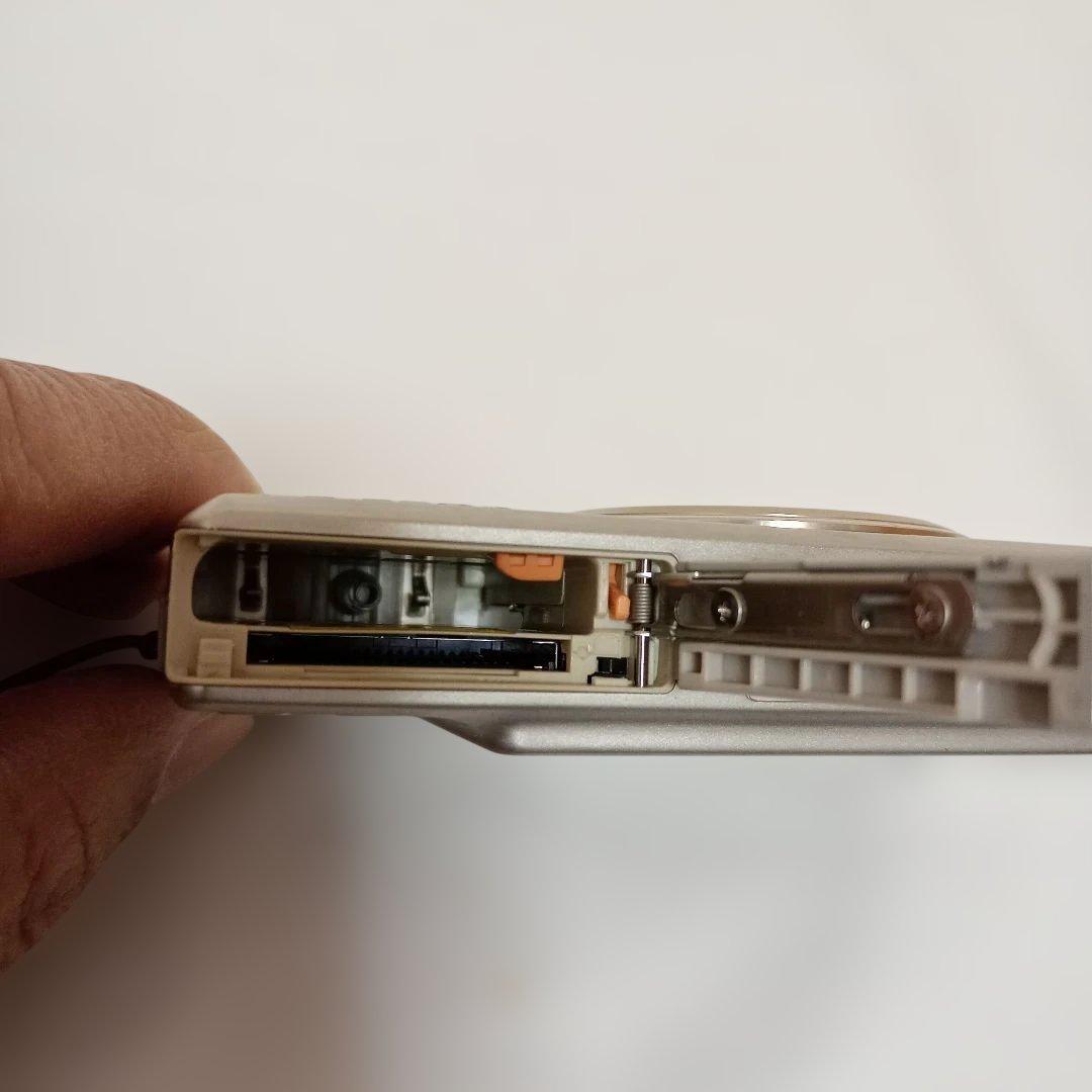 デジカメ　コンデジOLYMPUS オリンパス FE-220D シルバー　中古