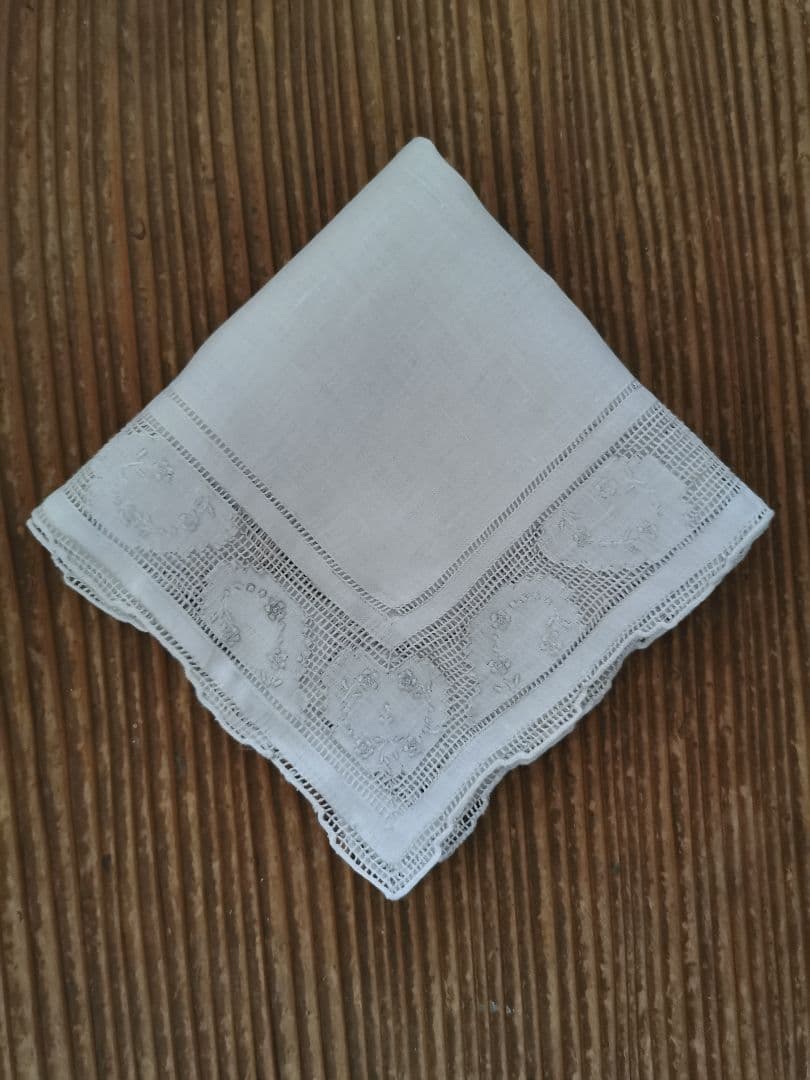 ヴィンテージ 汕頭刺繍 or スイスアペンツェル刺繍 梯子&薔薇刺繍 ハンカチ