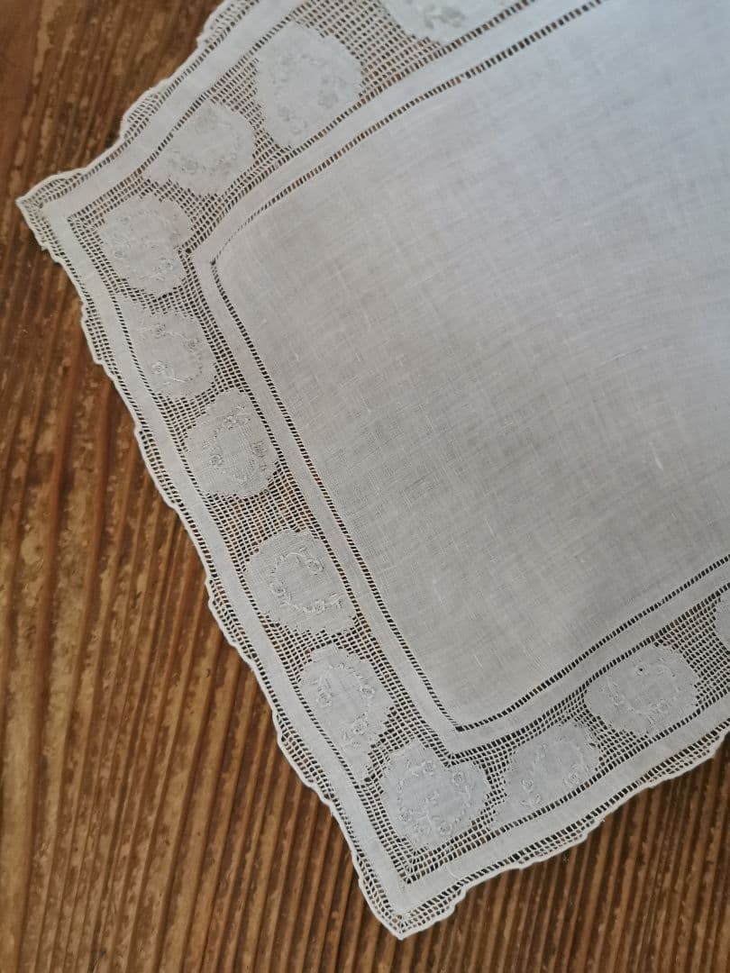 ヴィンテージ 汕頭刺繍 or スイスアペンツェル刺繍 梯子&薔薇刺繍 ハンカチ