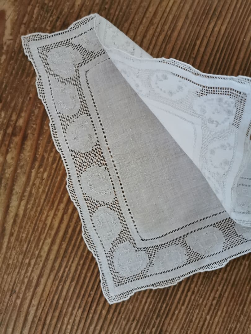 ヴィンテージ 汕頭刺繍 or スイスアペンツェル刺繍 梯子&薔薇刺繍 ハンカチ