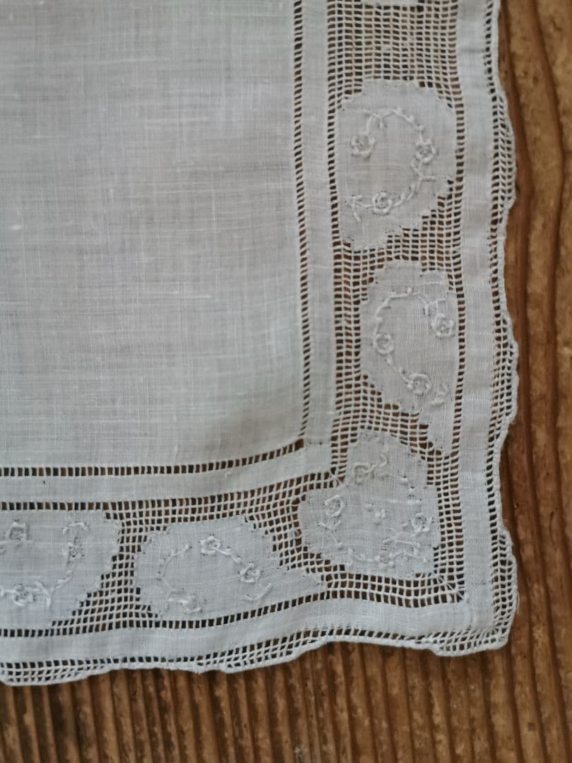 ヴィンテージ 汕頭刺繍 or スイスアペンツェル刺繍 梯子&薔薇刺繍 ハンカチ