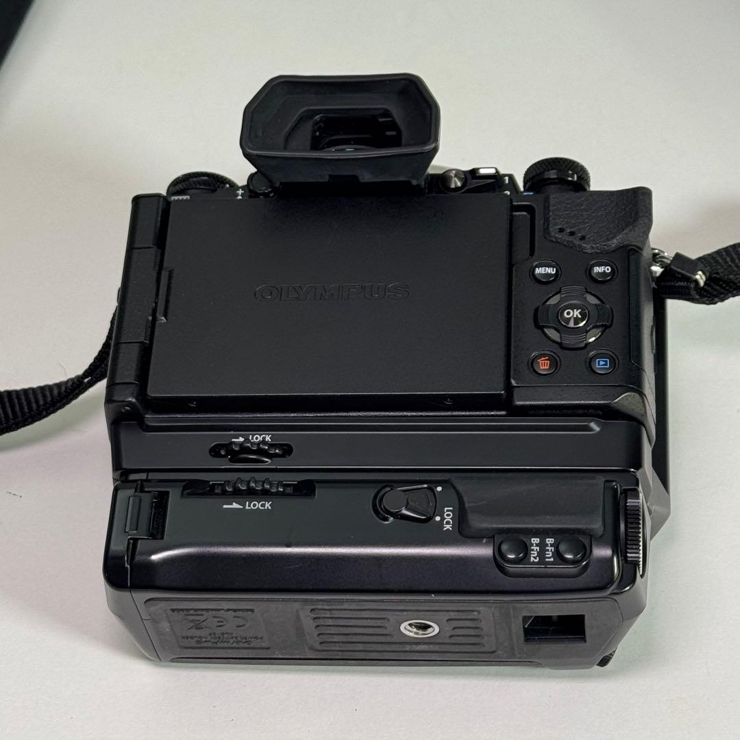 n*i様 オリンパス OM-D E-M5 MarkⅡ 　パワーバッテリーホルダー