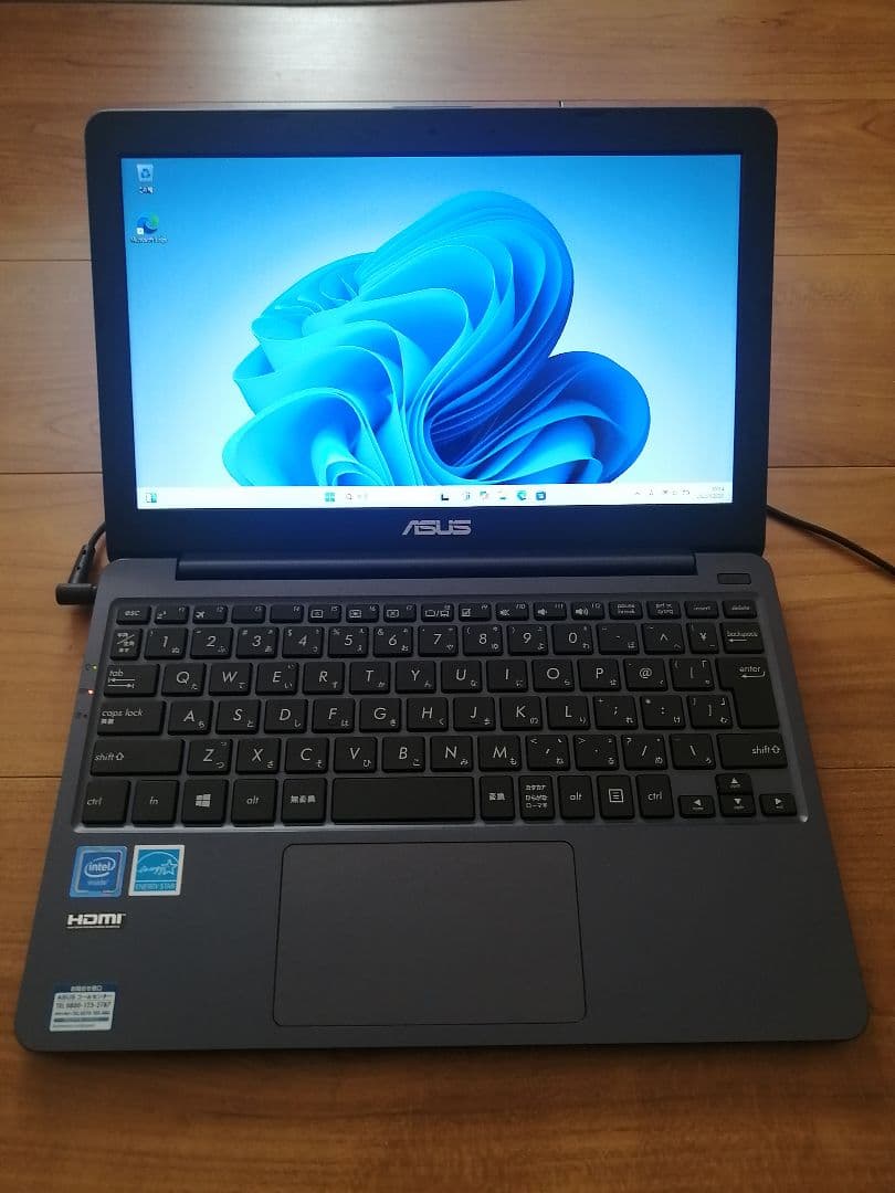 ASUS ノートPC E203M Windows11 ACアダプタ付属します