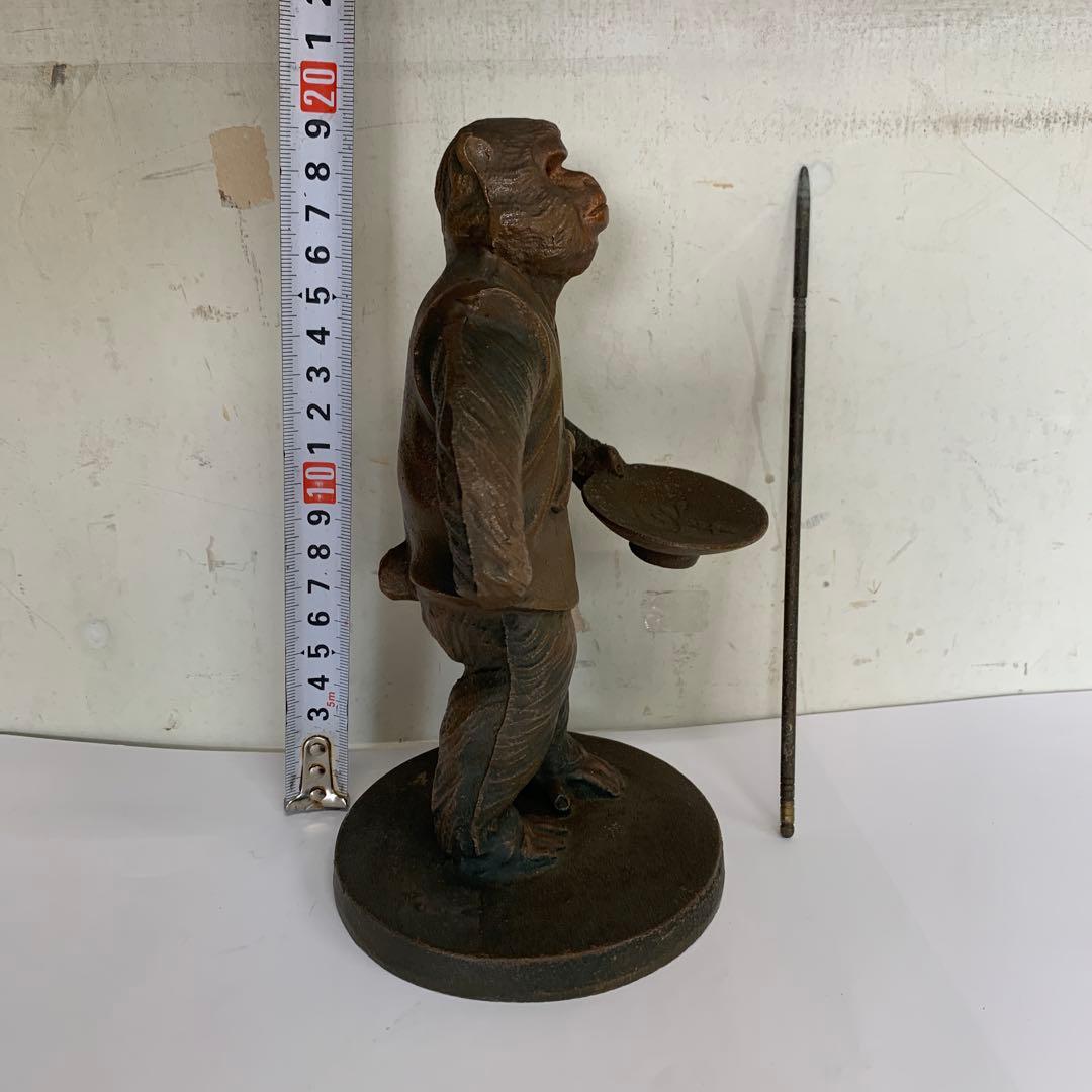 金属製 猿の像 皿と槍付き 約19cm