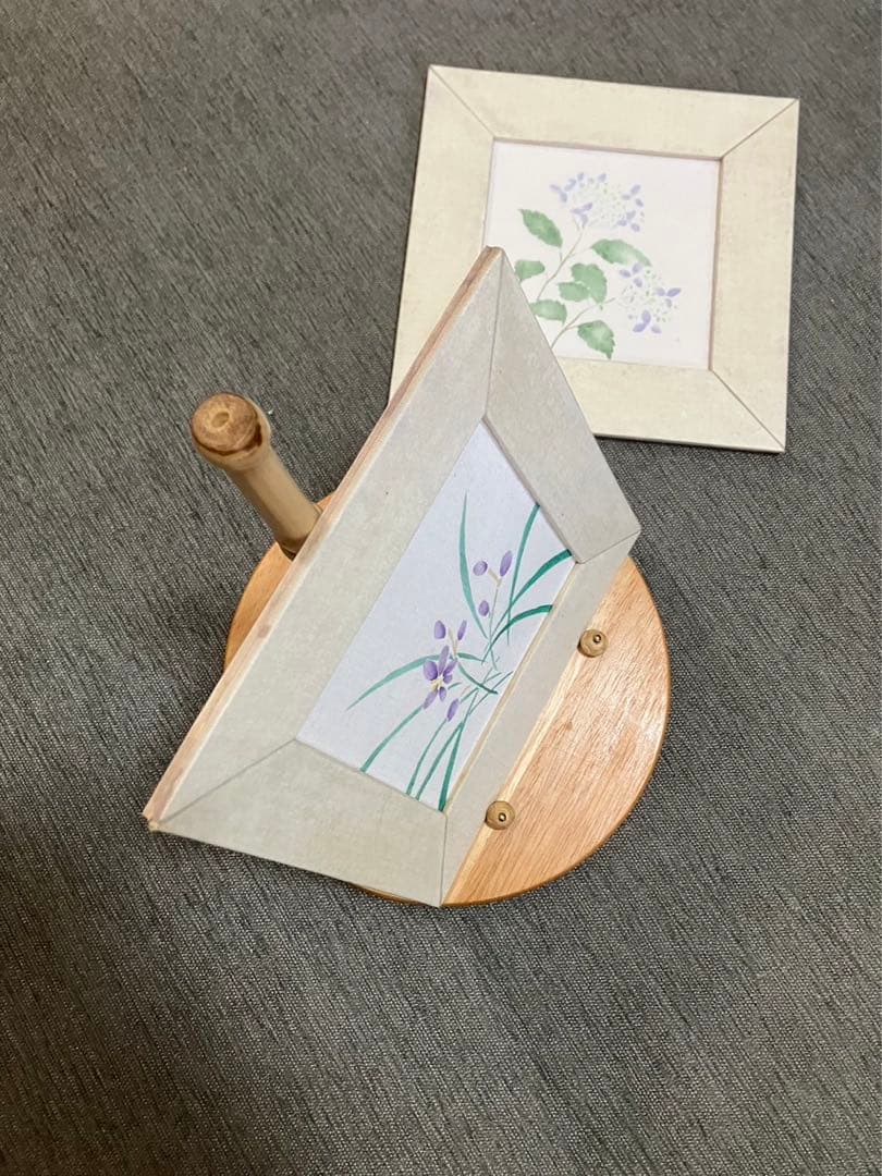 型染めの額絵2点と、スタンドのセット