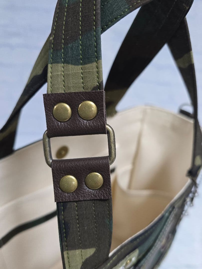 リメイクトートバッグ カモフラ柄 ARMY 底板。ストラップ付き 本革使用