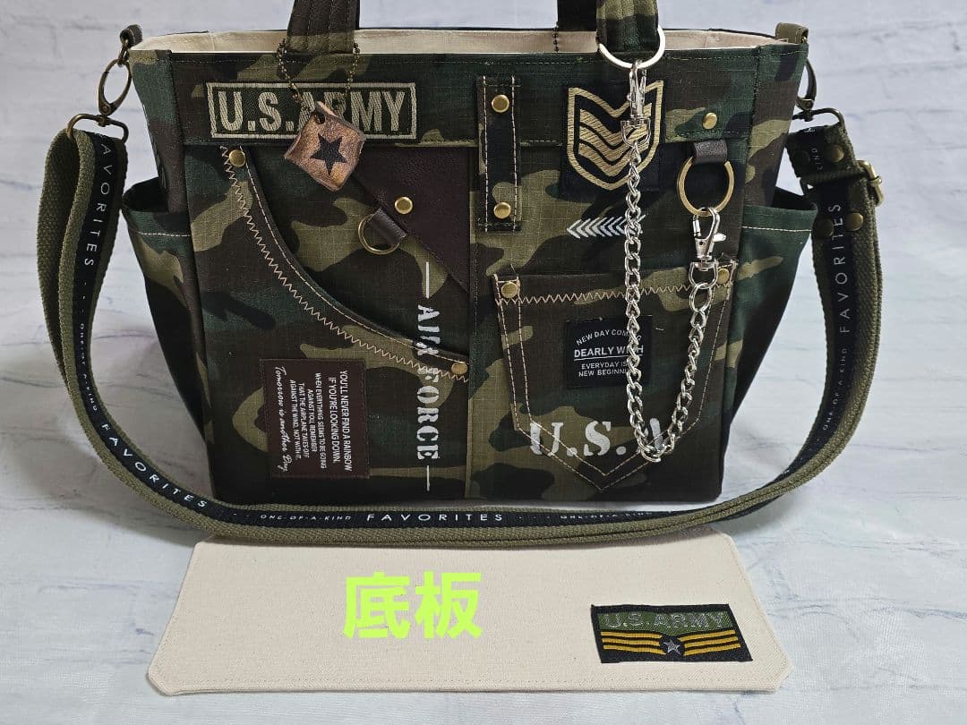 リメイクトートバッグ カモフラ柄 ARMY 底板。ストラップ付き 本革使用