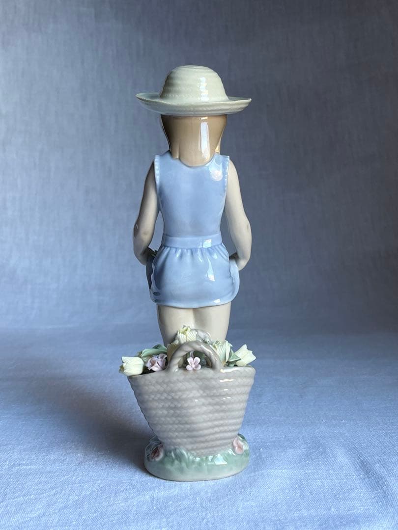 LLADRO フィギュリン　スカートに花いっぱい