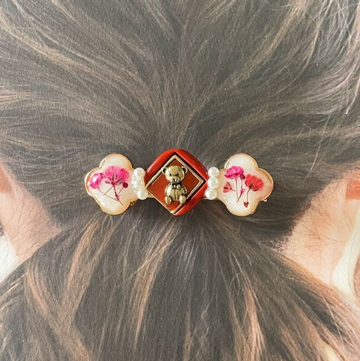 くまちゃんのヴィンテージボタン❤ピンクのかすみ草レジンのアンティーク調ヘアピン♪
