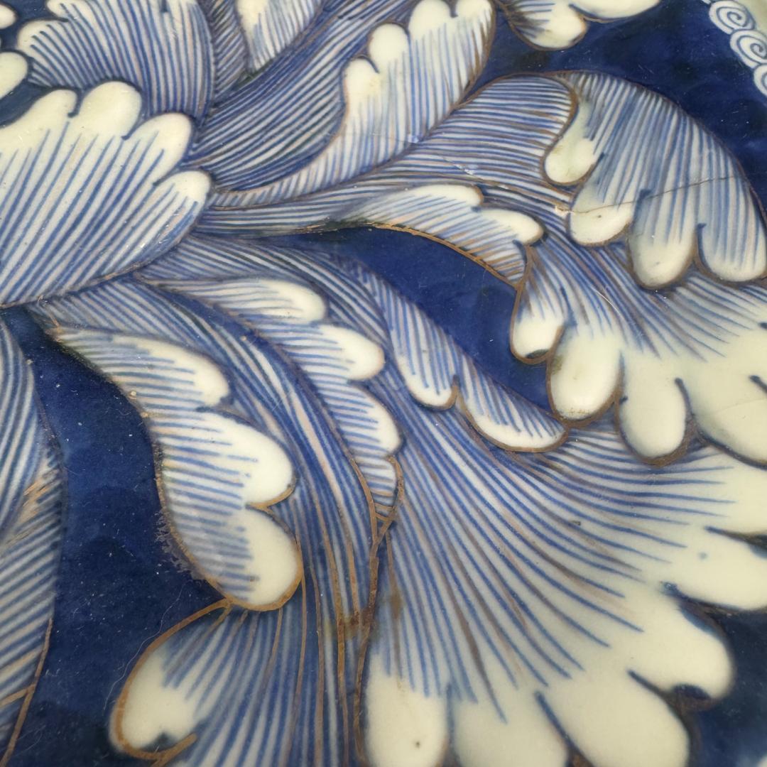 古伊万里　染付牡丹 浮彫 骨董品 絵皿 古美術品 キズあり