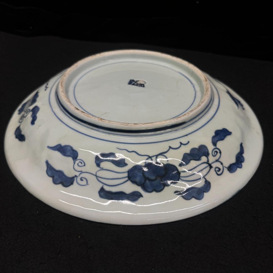 古伊万里　染付牡丹 浮彫 骨董品 絵皿 古美術品 キズあり
