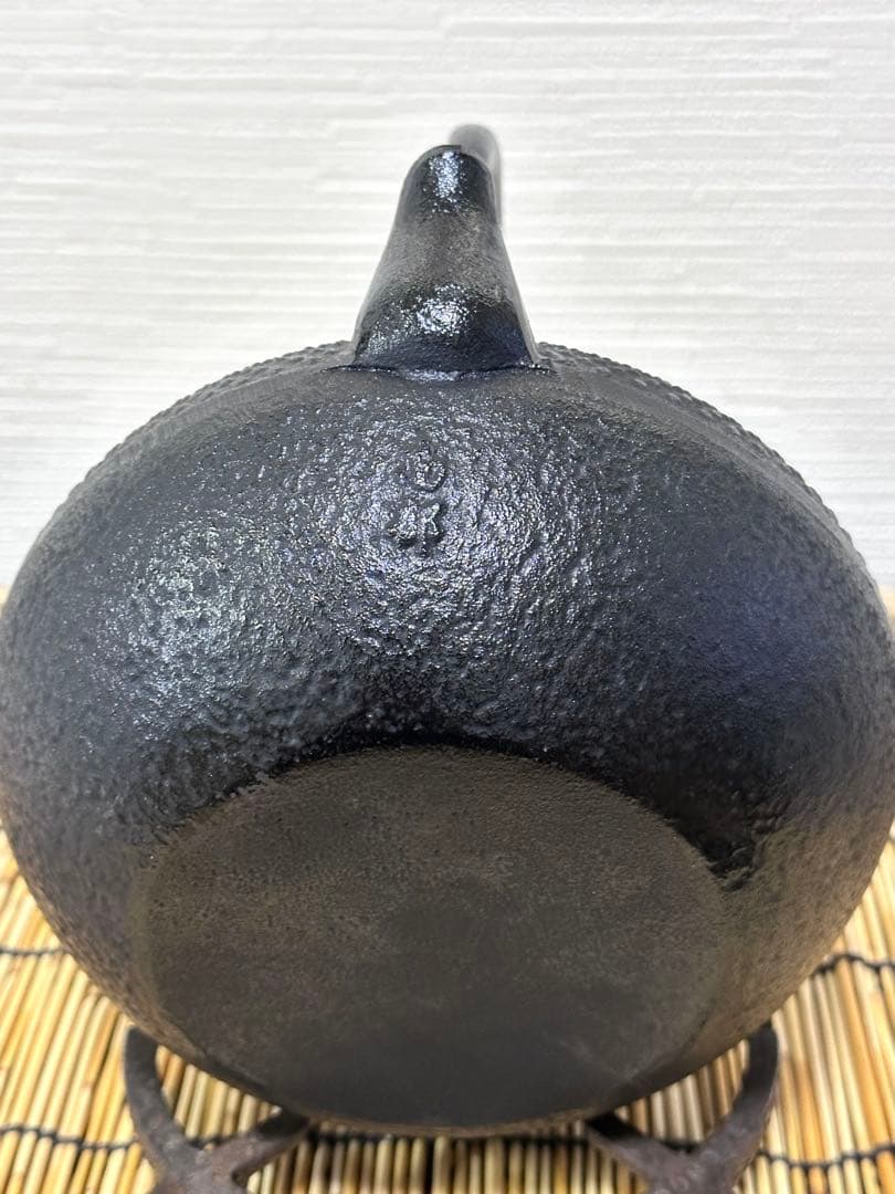未使用品、供箱、栞付　南部運南堂鍋元造　南部銘　１５型アラレ　南部鉄瓶　南部鉄器