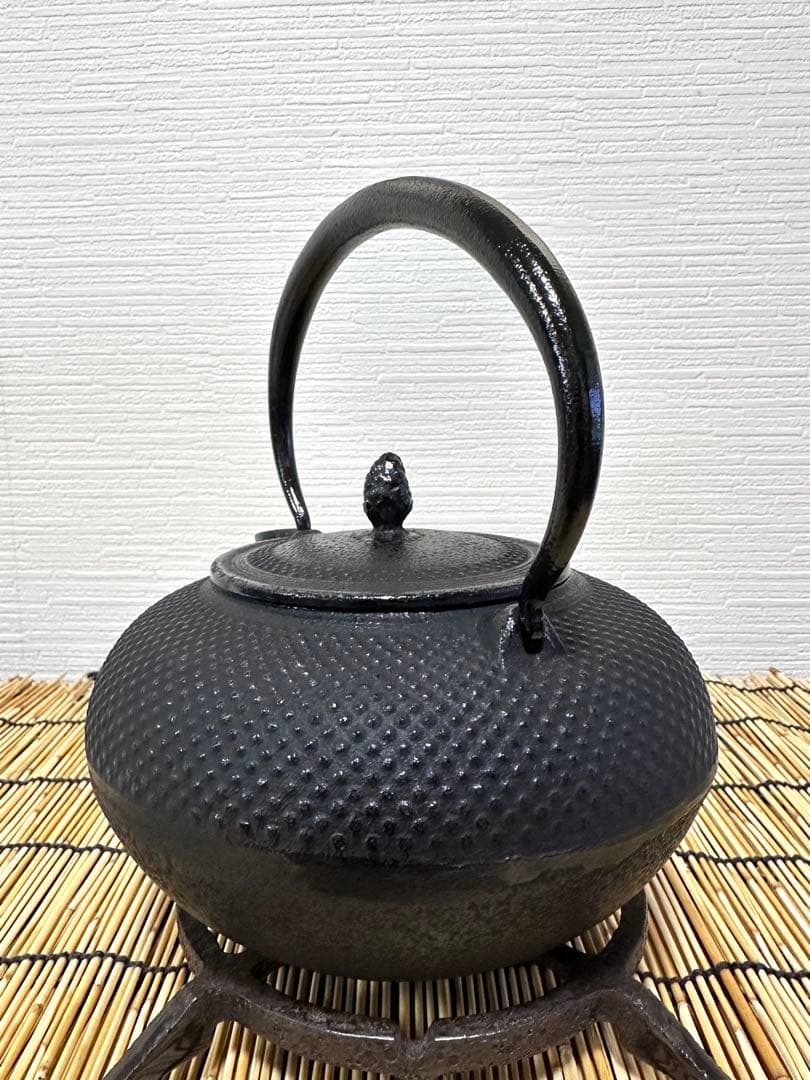 未使用品、供箱、栞付　南部運南堂鍋元造　南部銘　１５型アラレ　南部鉄瓶　南部鉄器