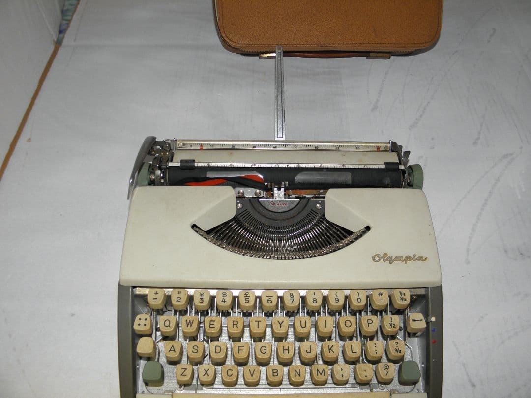 ​【希少・動作良好】Olympia オリンピア タイプライター De Luxe