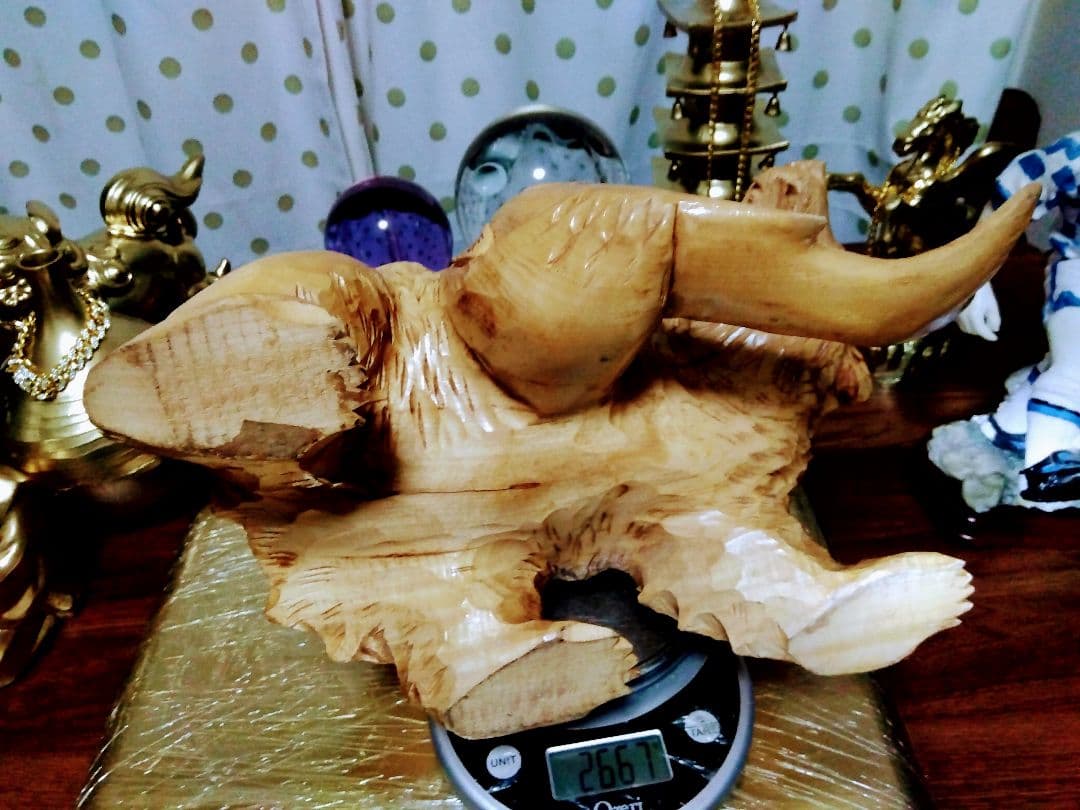 特大.クマと魚の木製彫刻.横幅３５センチ位