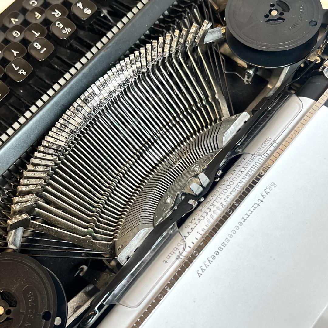タイプライター、TRIUMPH 、動作確認済み　1960年代　ドイツ製　希少商品