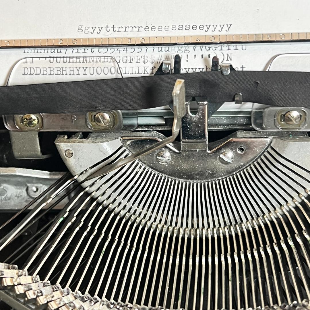 タイプライター、TRIUMPH 、動作確認済み　1960年代　ドイツ製　希少商品