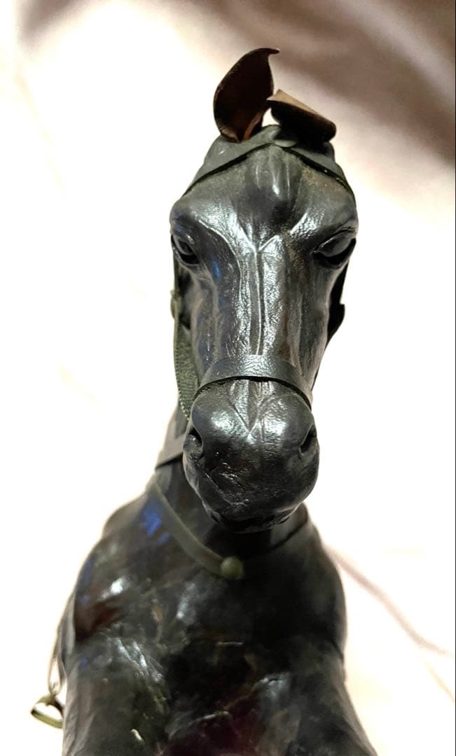 躍動感ある馬の置物　木彫り？革張り？