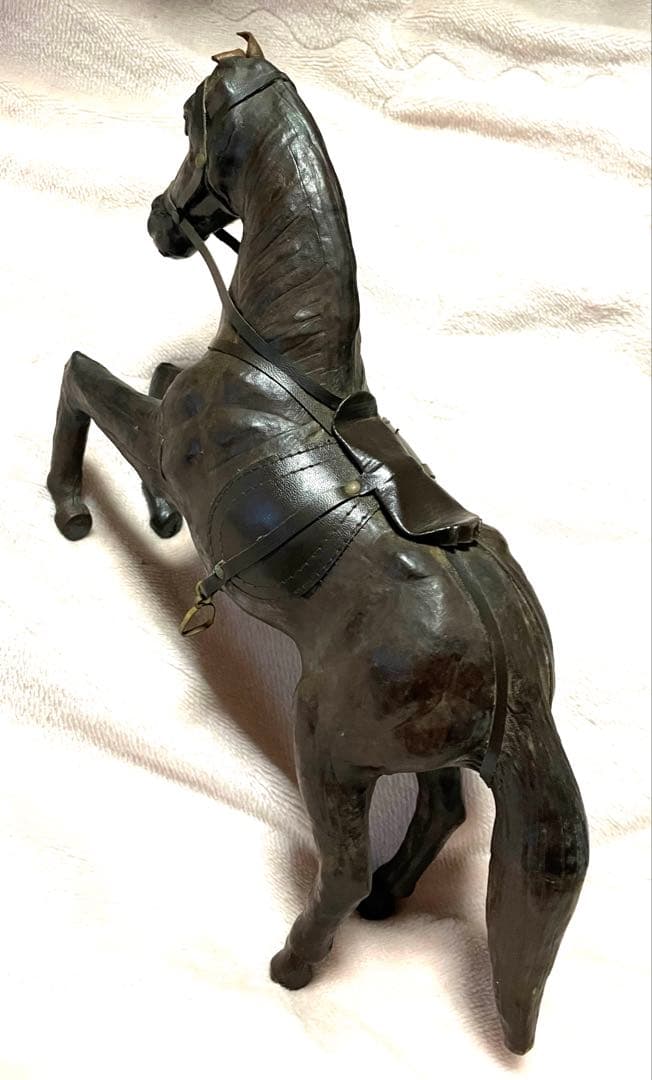 躍動感ある馬の置物　木彫り？革張り？