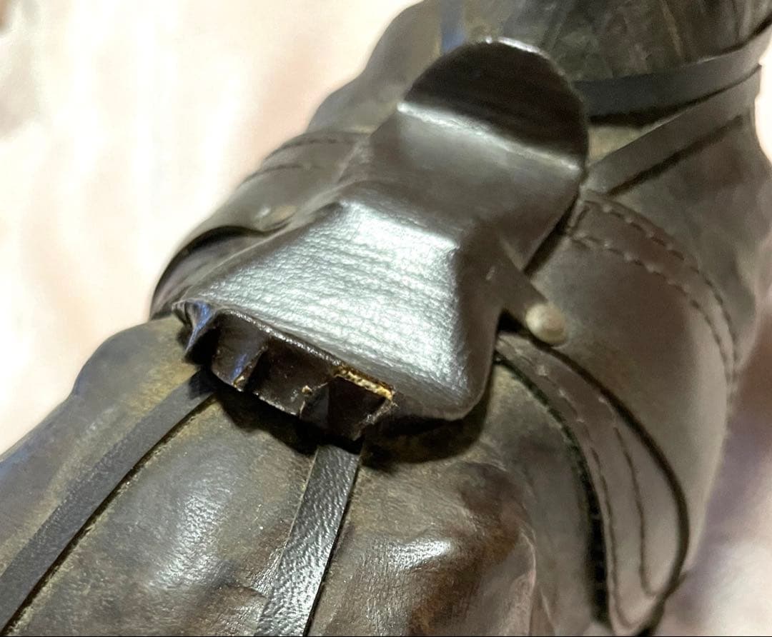 躍動感ある馬の置物　木彫り？革張り？