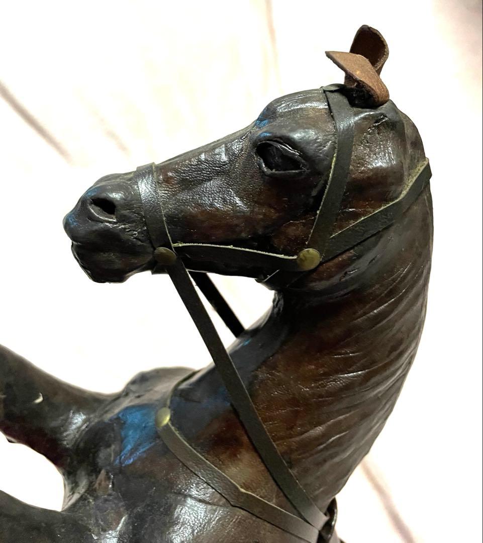躍動感ある馬の置物　木彫り？革張り？