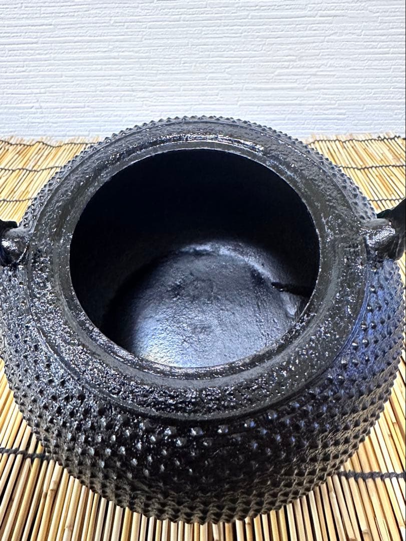 未使用品、保管品　南部鉄器伝統工芸士　佐藤勝芳南部宝寿堂　１５型アラレ　南部鉄瓶
