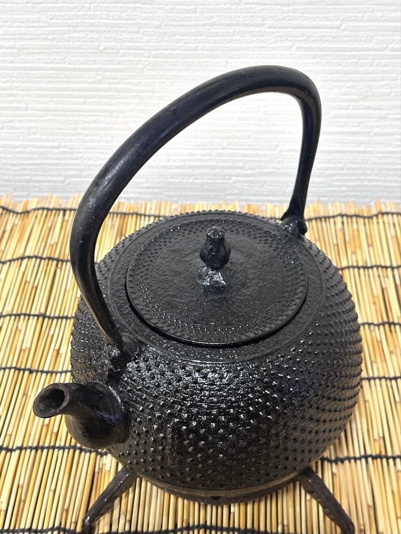 未使用品、保管品　南部鉄器伝統工芸士　佐藤勝芳南部宝寿堂　１５型アラレ　南部鉄瓶