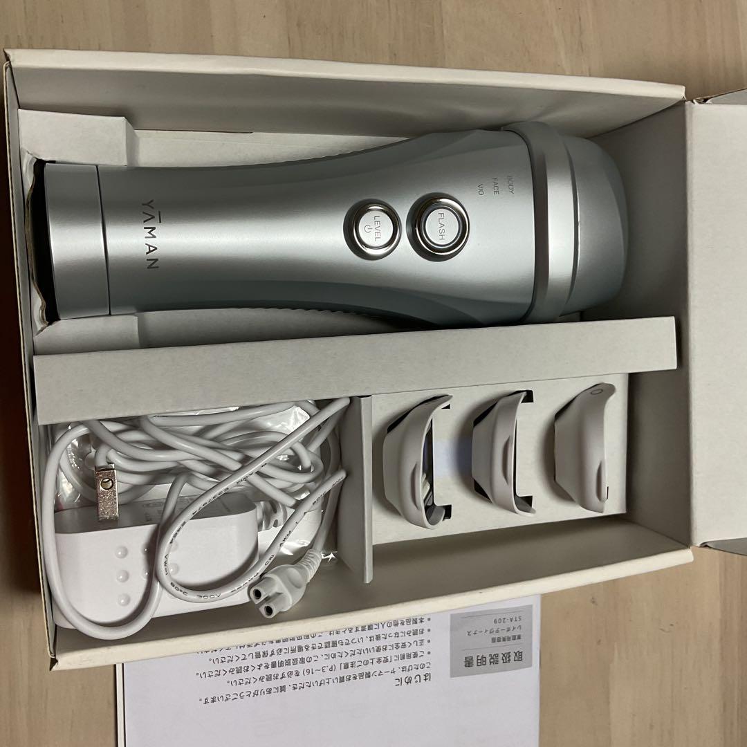 特価！美品！YAMAN 脱毛器 シルバー 充電器・アタッチメント付き