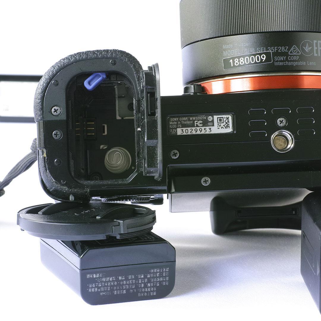 カメラとレンズのセット：①SONY α7S、②SONYツァイス35mmf2.8
