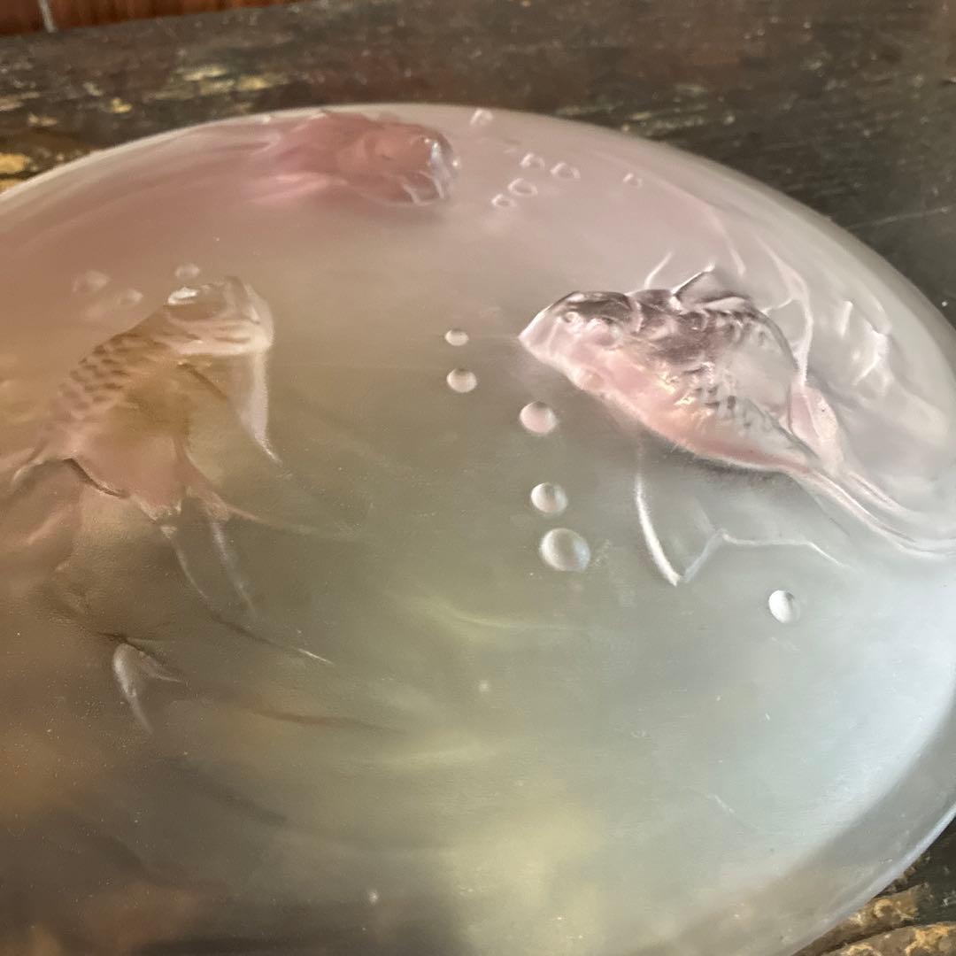 骨董　レトロガラス　磨りガラス　淡桃色　流金型　ラリック調金魚　特大皿　プレート