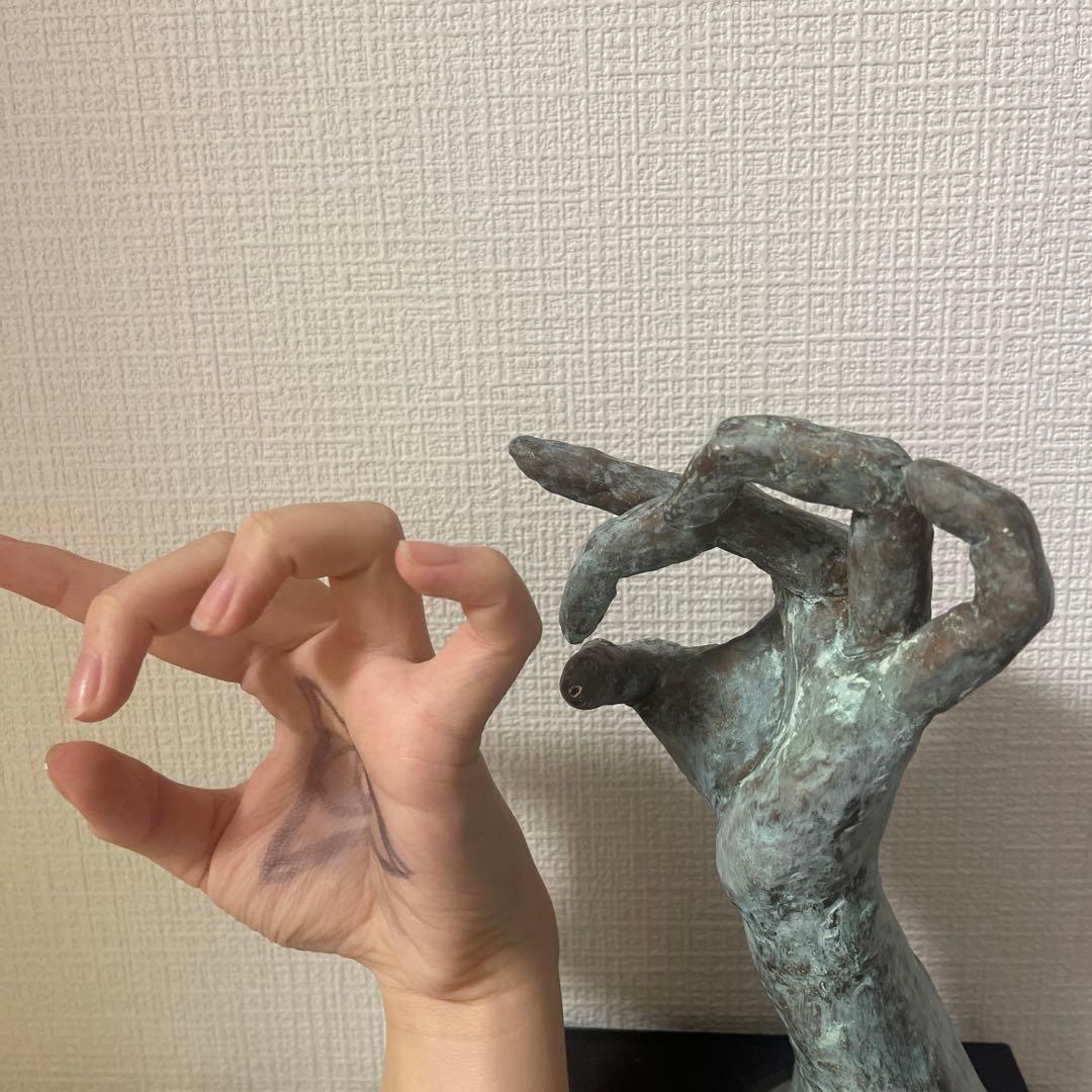 ジュネール作　「わたしの手」
