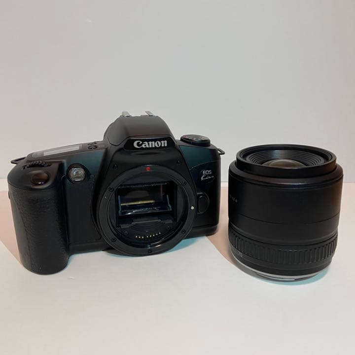 Canon EOS KISS ボディレンズキット＋ストラップ【初心者向き】