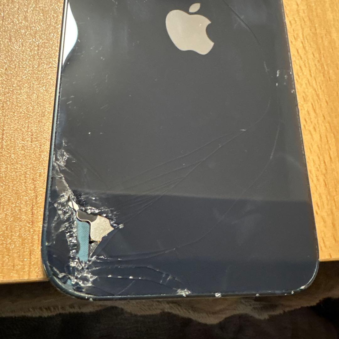 Apple iPhone13 ミッドナイト　背面割れあり