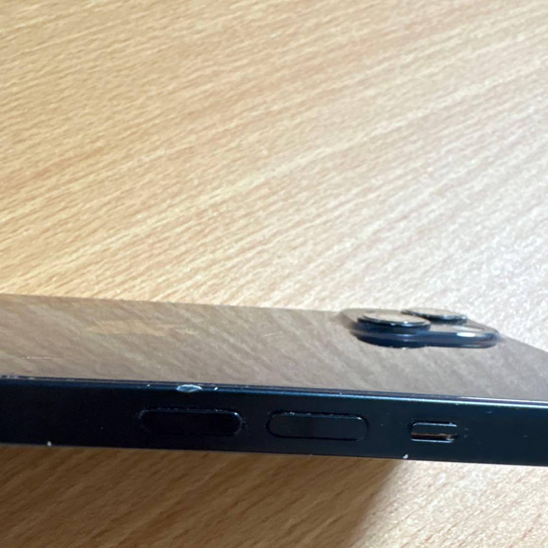 Apple iPhone13 ミッドナイト　背面割れあり
