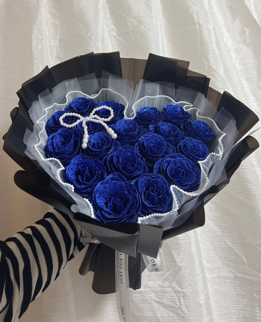 ソープフラワー薔薇 お誕生日 ・記念日 花束青10本黒8本(王冠付きます)
