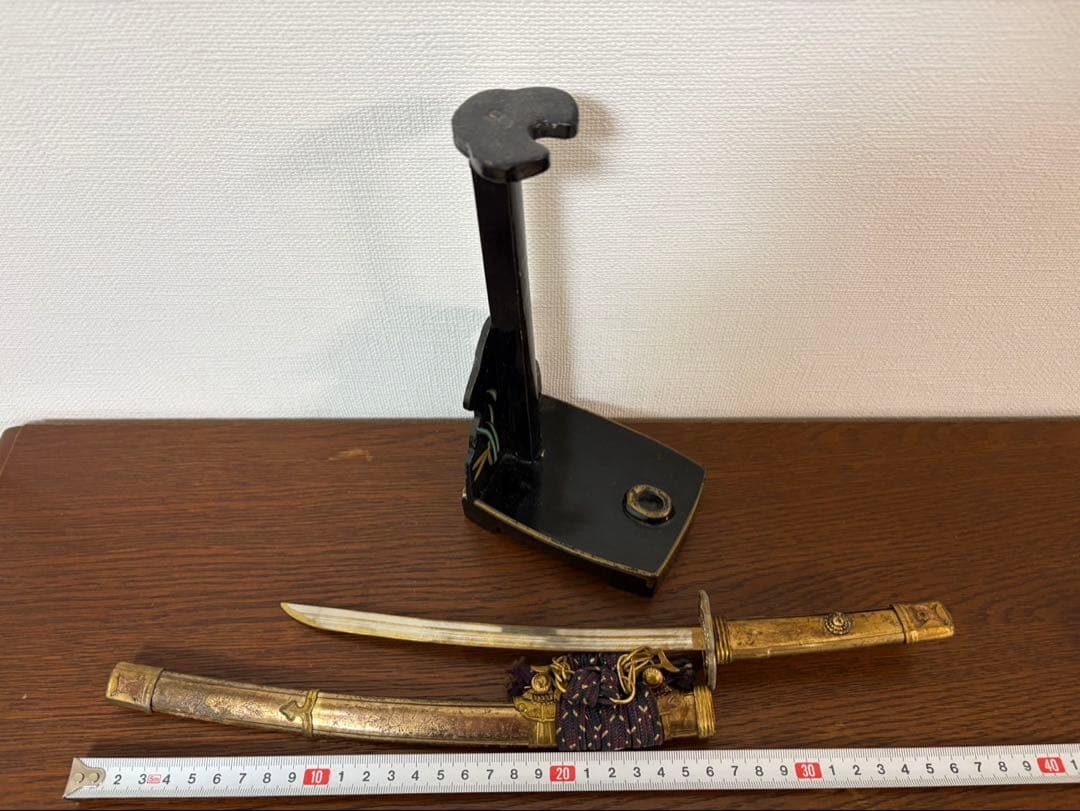 模造刀 短刀 金装飾 下げ緒付き 刀掛け付き 10cm幅×38cm高