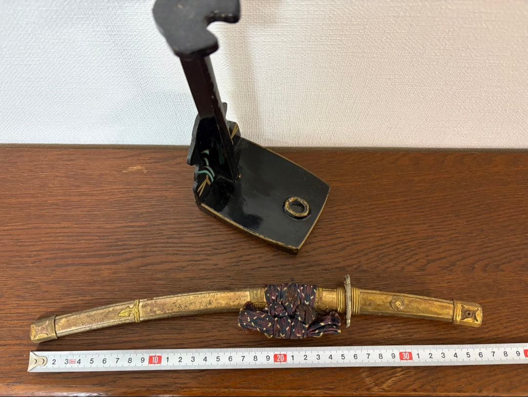 模造刀 短刀 金装飾 下げ緒付き 刀掛け付き 10cm幅×38cm高