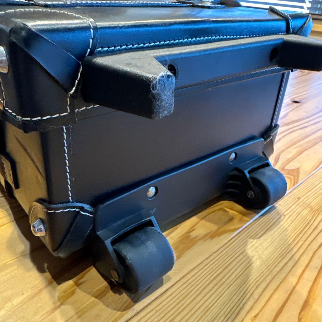 黒くて小ぶりでかわいいスーツケース（タテ45cm×ヨコ30cm×幅16cmほど）