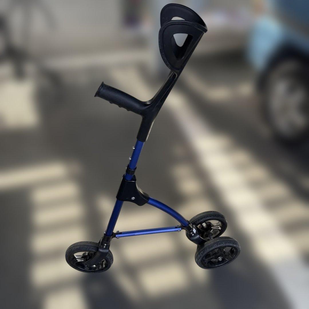 青いアルミ製歩行器